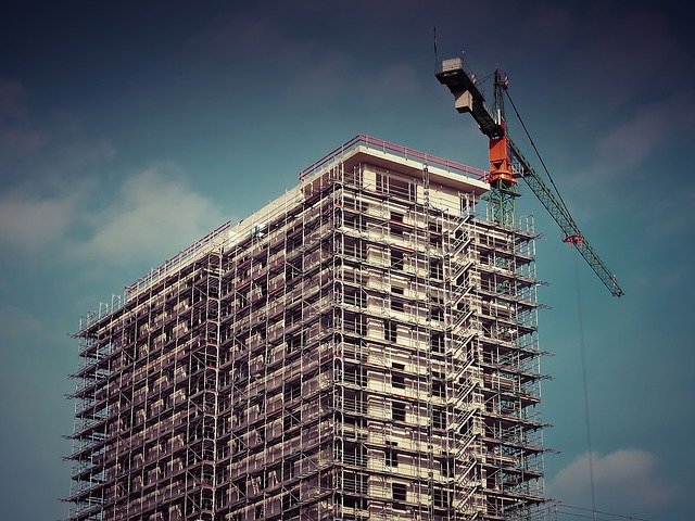 En construction et en procédure, la précipitation peut coûter cher.